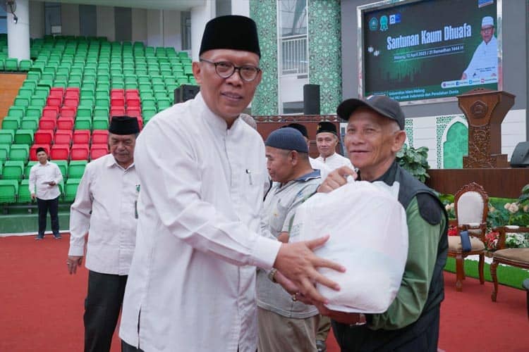 Peduli Masyarakat Sekitar Kampus, Unisma Beri Santunan Kaum Duafa