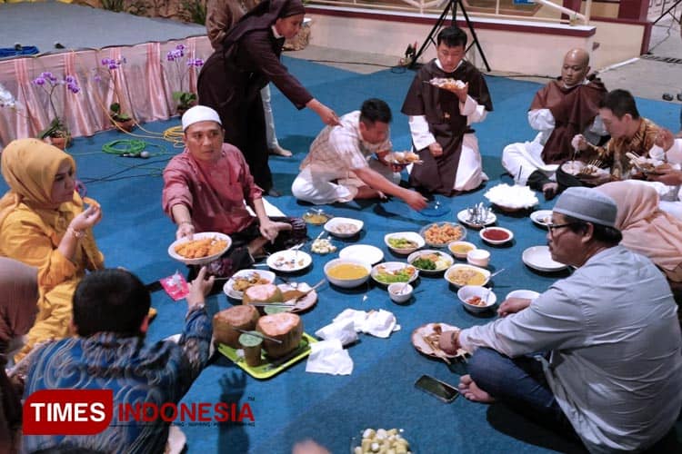 Wujudkan Kebhinekaan, Pertapaan Karmel Undang Buka Puasa Jemaah Az Zainy