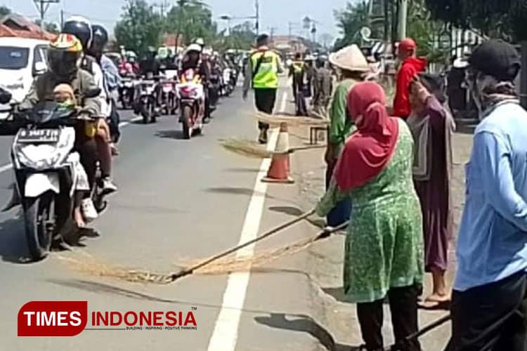 Sapu Koin Jembatan Sewo Indramayu Antara Tradisi dan Menentang Maut