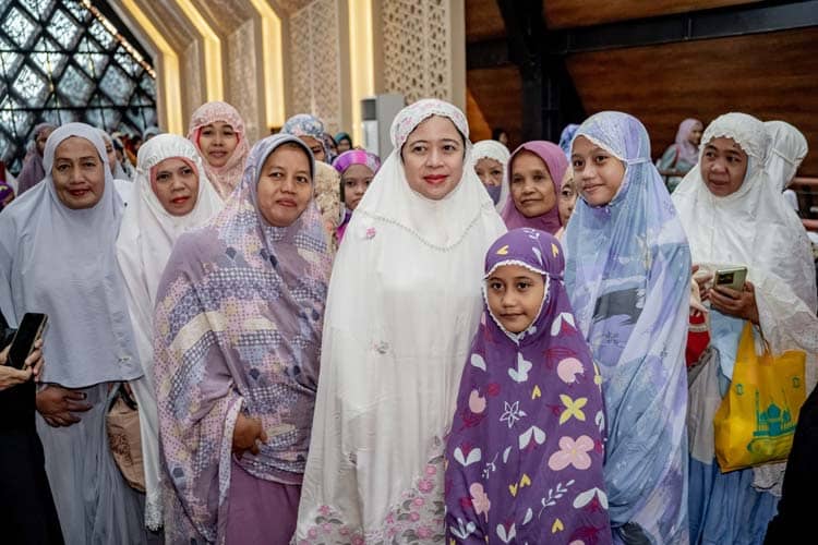 Salat Ied di Masjid At-Taufiq, Puan Maharani Ajak Masyarakat Lebaran dengan Hati Gembira
