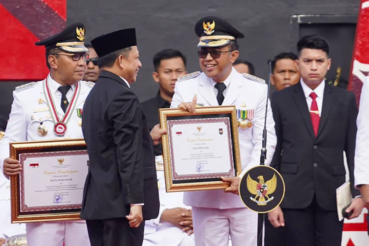 Walikota Jaya Negara Terima Penghargaan Penyelenggaraan Pemerintahan Daerah Berkinerja Tertinggi Nasional