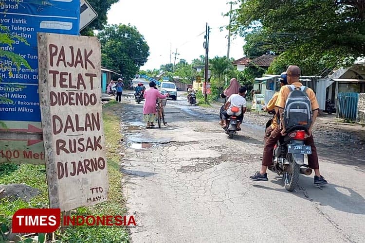 Warga Persembahkan Tulisan Unik di Jalan Rusak di Desa Kotaanyar Probolinggo