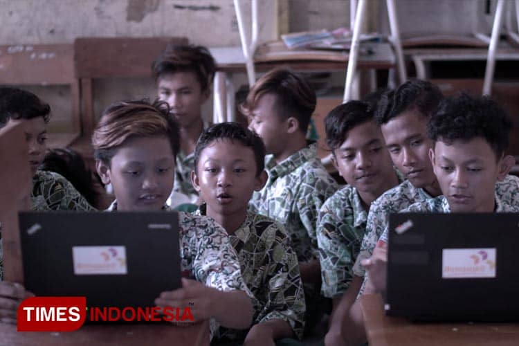 Yayasan Bimasakti Peduli Negeri Ajarkan IT di Sekolah Pelosok  