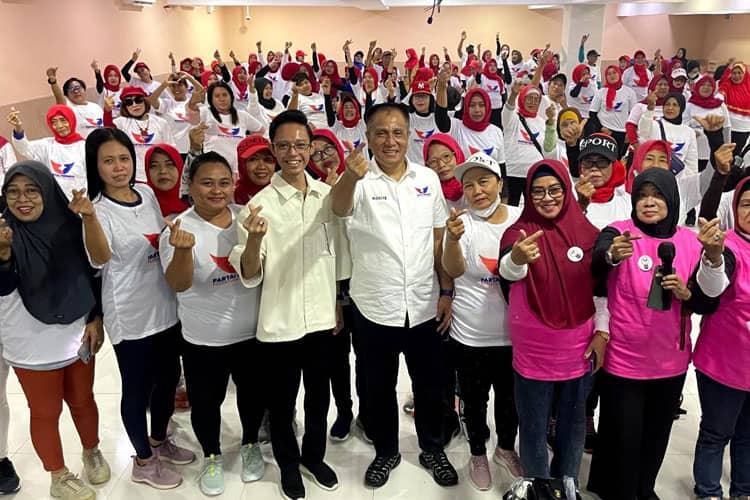 Ketua DPW, Mas Kiai dan Perindo Jatim Ajak 500 Emak-emak Senam Persatuan Indonesia