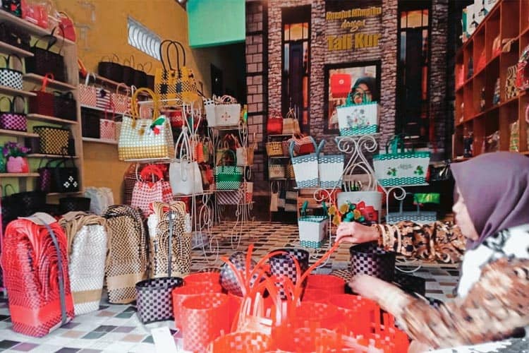 Bisnis Tas Anyaman, Wanita di Blitar Beromzet Rp110 Juta per Bulan