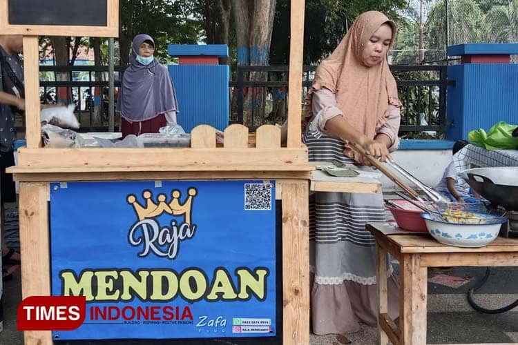 Gunakan QRIS, Cara UMKM Raja Mendoan Kraksaan Permudah Transaksi Pembayaran