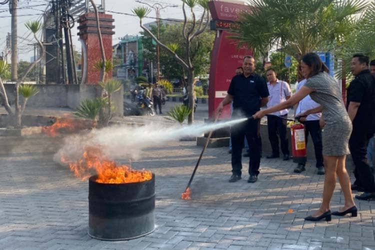 Tanggap Tragedi Kebakaran, Favehotel Sidoarjo Menggelar Pelatihan APAR 