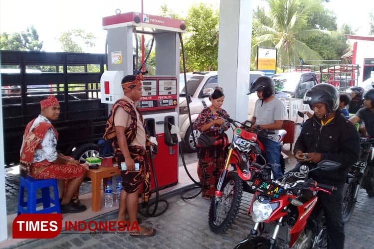 Gelar Program MyPertamina, Operator SPBU di Waingapu Kenakan Busana Adat Sumba