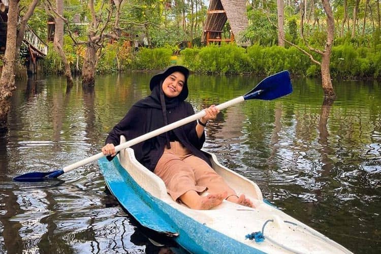 Paddle Your Kayak at Cacalan Beach Banyuwangi
