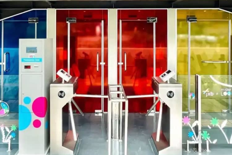 Toilet Transparan Pertama di Jakarta Menarik Perhatian Publik
