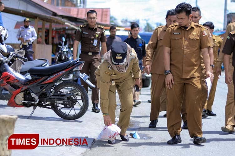 Tinjau Pasar Inpres, Pj Bupati Nagan Raya Aceh Kutip Ceceran Sampah
