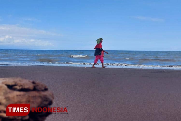 Menilik Eksotisme Pantai Pecemengan di Banyuwangi