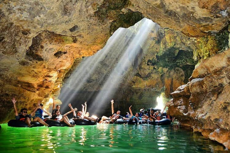 Menikmati Temaram Cahaya Sambil Cave Rafting di Goa Pindul