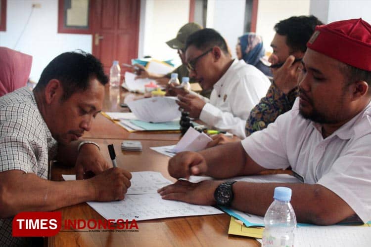 Warga Desa Tiron Mulai Terima UGR Pengadaan Tanah Tol KiAgung
