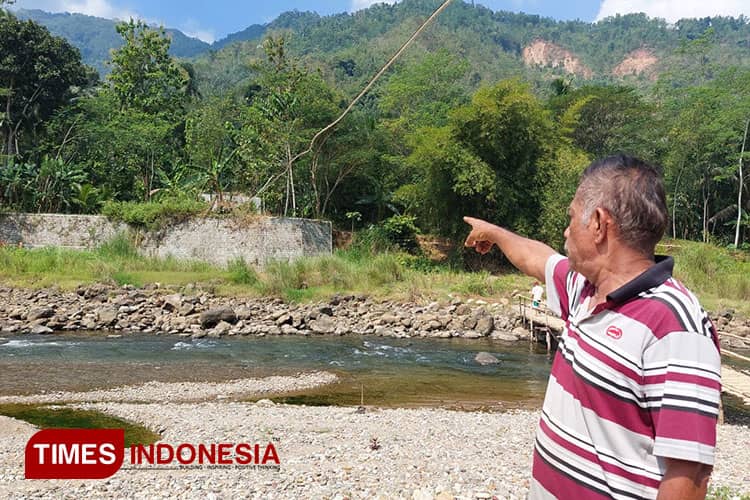 Akses Utama Putus, Warga Kedungbendo Pacitan Minta Pemerintah Buatkan Jembatan Gantung 