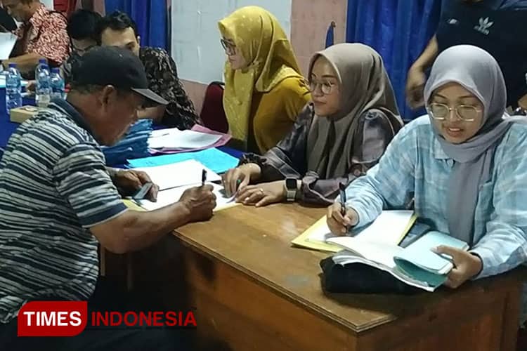 Pembayaran UGR di Desa Tiron Berlanjut ke Tahap Kedua 