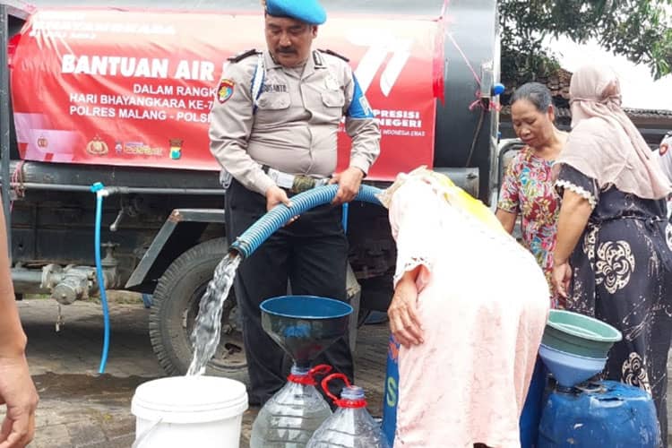 Peringati Hari ke-77 Bhayangkara, Polres Malang Salurkan Air Bersih di Daerah Krisis Air