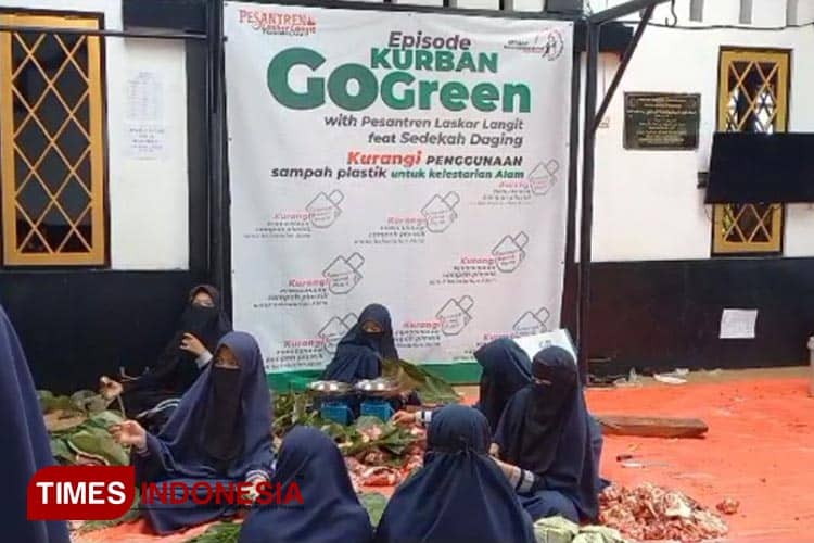 Dorong Go Green, Ponpes Laskar Langit Tasikmalaya Bungkus Daging Kurban Dengan Daun Jati 