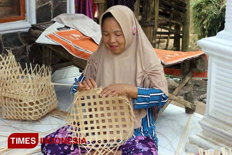 Menilik Produk Tas Kerajinan Bambu Banyuwangi, Solusi Kurangi Kantong Plastik