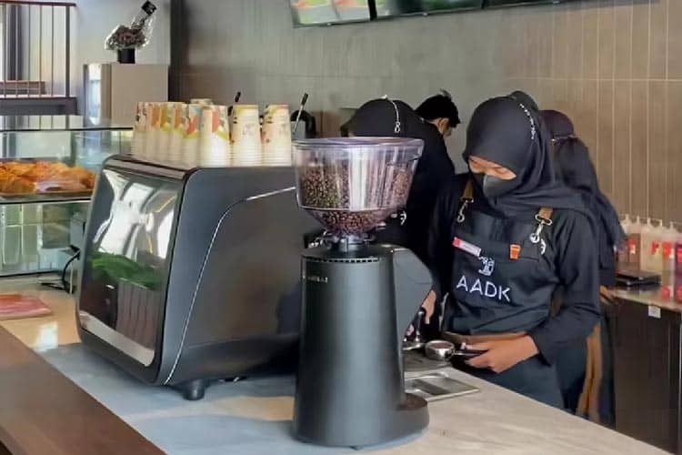 AADK Coffee & Eatery Wiyung Tawarkan Lima Ruang Tematik