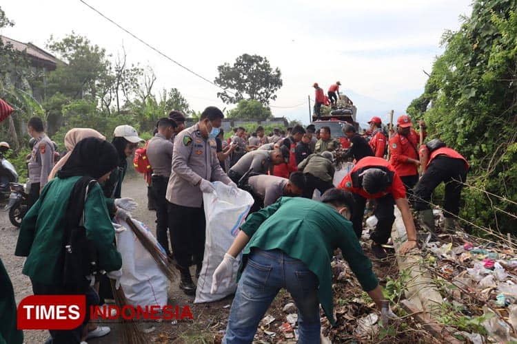 Peduli Lingkungan, Polres Majalengka dan Warga Bersih-bersih Pinggiran Sungai Cijurey