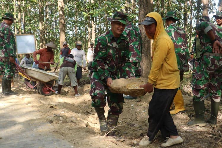 Babinsa dan Warga di Lamongan Bahu-Membahu Tuntaskan Karya Bhakti TNI