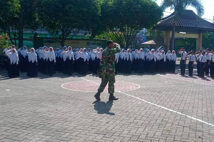 Babinsa Gresik ke Sekolah, Latih Kedisiplinan Siswa Melalui PBB