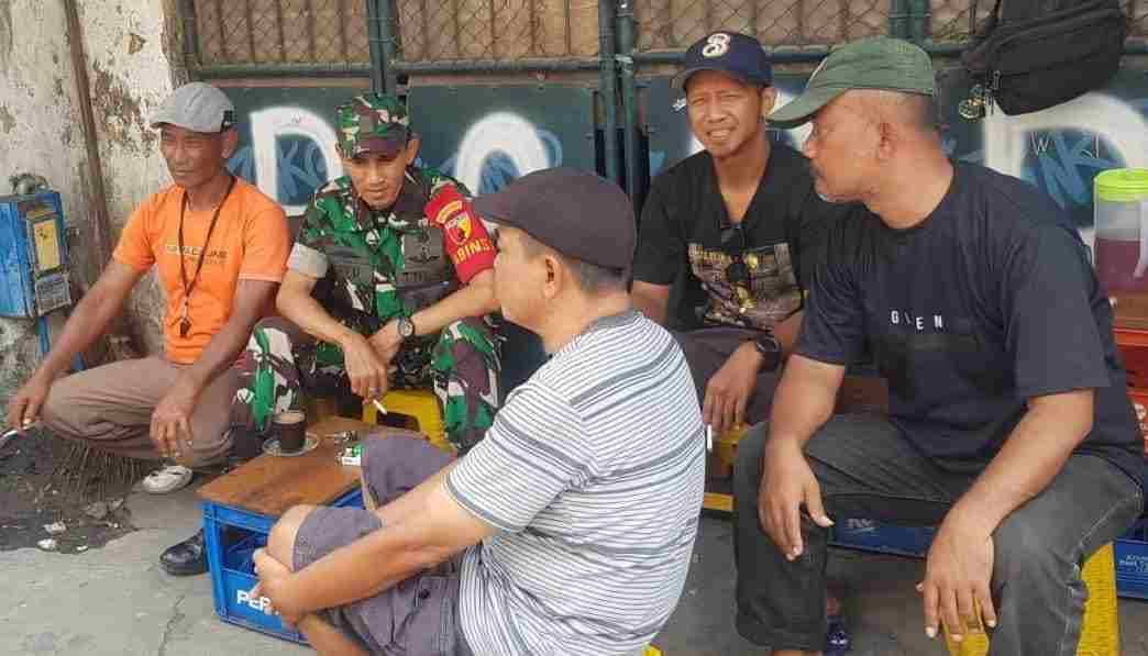Sosialisasi Keamanan Lingkungan dengan Ngopi ala Babinsa Kota Malang 