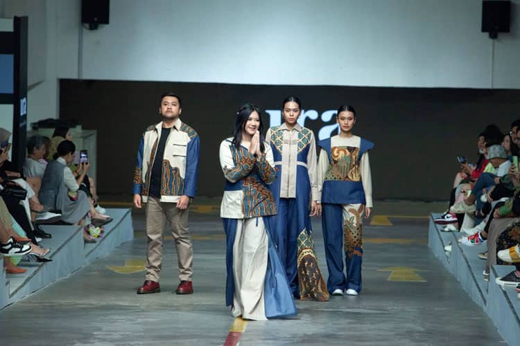 Aura Afilia Kenalkan Koleksi Busana Cathera Berbahan Batik Sragen 