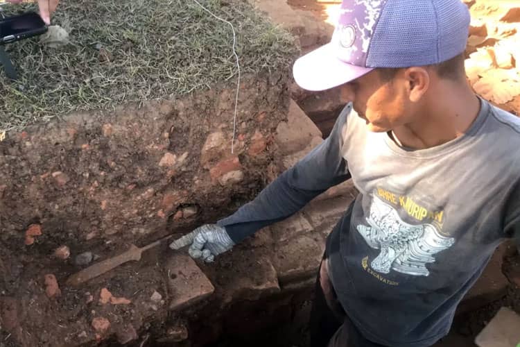 Tim Eskavasi Situs Klinterejo Mojokerto Temukan Bilah Mata Tombak