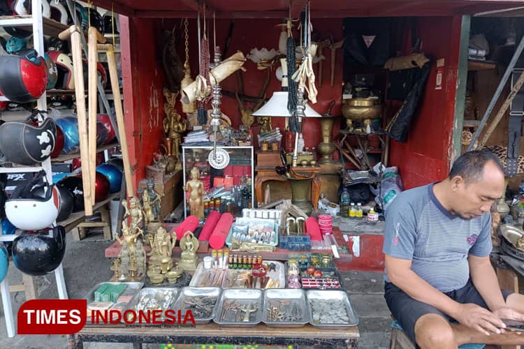 Wisata Barang Antik di Pasar Comboran