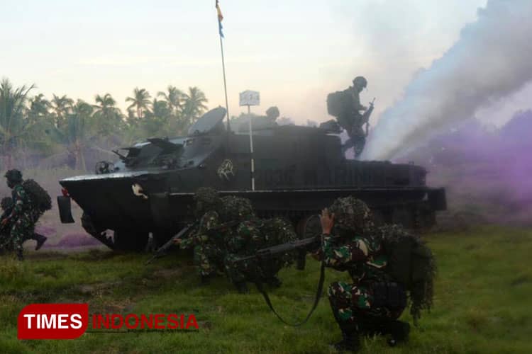 Komandan Brigif 2 Marinir Pimpin Prajuritnya Hancurkan Musuh di Pantai Banongan