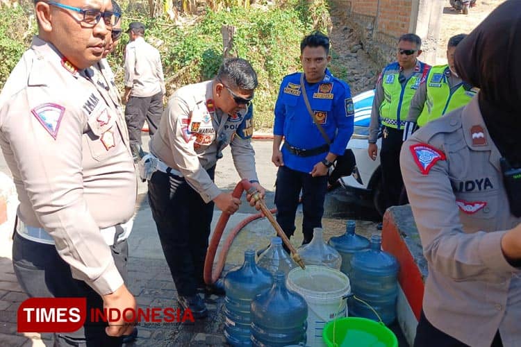Sejumlah Daerah di Bondowoso Alami Kekeringan, Polisi dan BPBD Bantu Air Bersih
