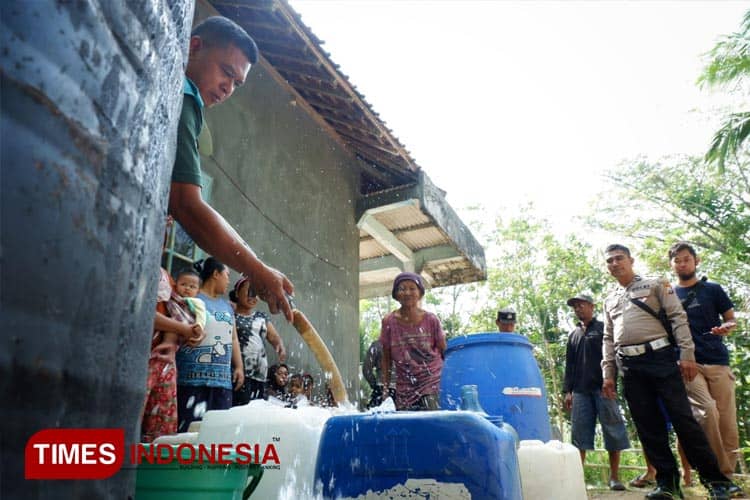 Kekeringan Melanda, Polres Pacitan Pasok Air Bersih untuk Warga Terdampak
