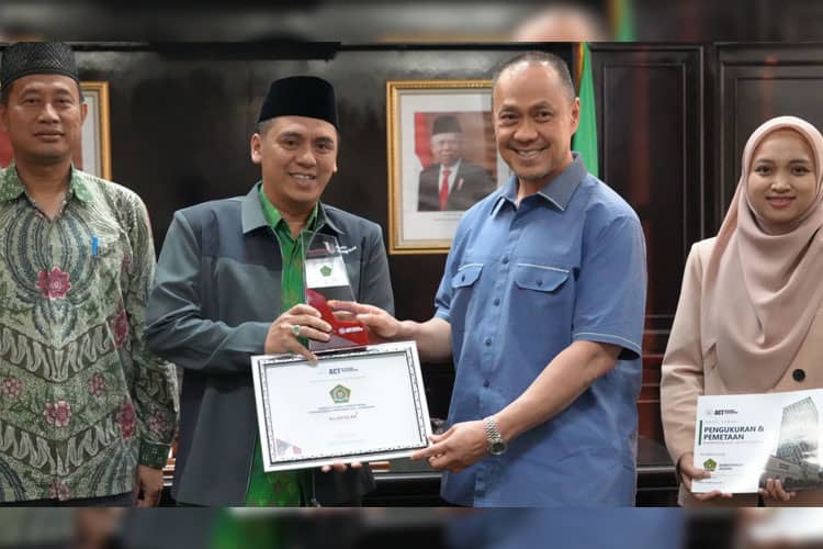 Founder ACT Consulting International Menyerahkan Tropi Penghargaan kepada Wamenag