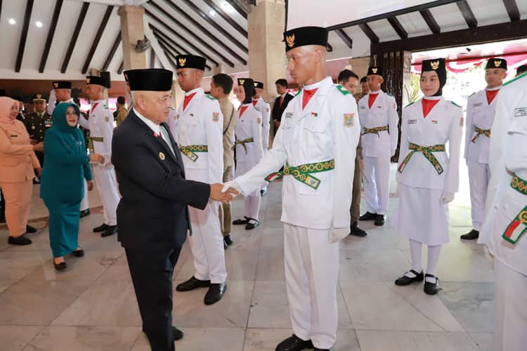 Bupati Malang Kukuhkan Petugas Paskibra Upacara HUT ke-78 RI