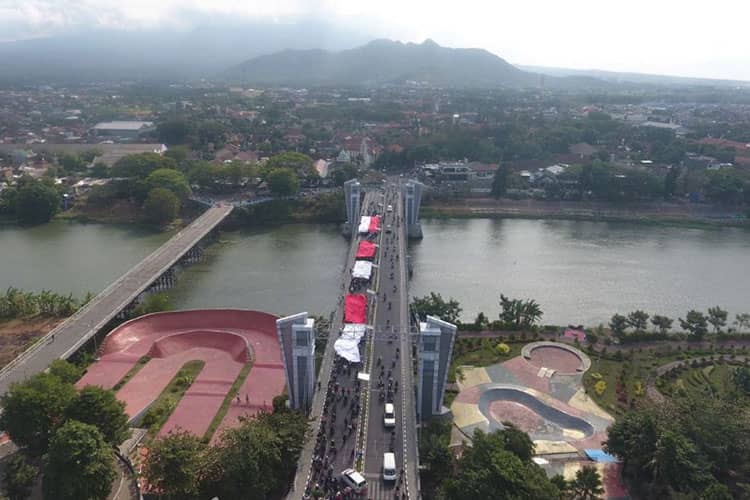 Kirab Bendera Merah Putih Raksasa Kobarkan Kekompakan Pemuda Kota Kediri