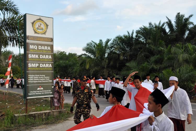 Santri Ponpes Dar Al Raudhah dan Banser Jalan Kaki Bawa Bendera 100 Meter