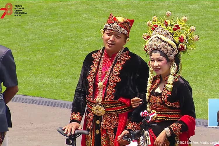 Pakaian Pengantin Banyuwangi Jadi Lima Busana Terbaik Upacara HUT RI di Istana Negara