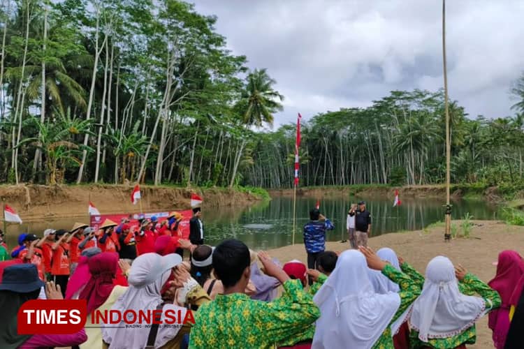 Upacara HUT ke-78 RI, Mahasiswa UWG Malang Berkolaborasi dengan Masyarakat dalam Konservasi Lingkungan