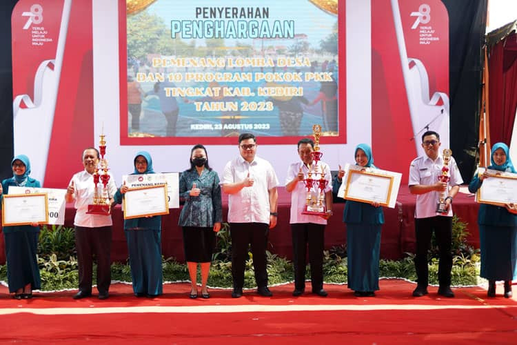 Bupati Kediri Minta Kades Tingkatkan Semangat Kerja Saat Serahkan Penghargaan Empat Desa Terbaik