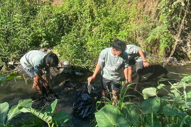 Riverside Clean Up, Gerakan Bersih-Bersih Sampah di Aliran Sungai oleh Mahasiswa Unisma Malang