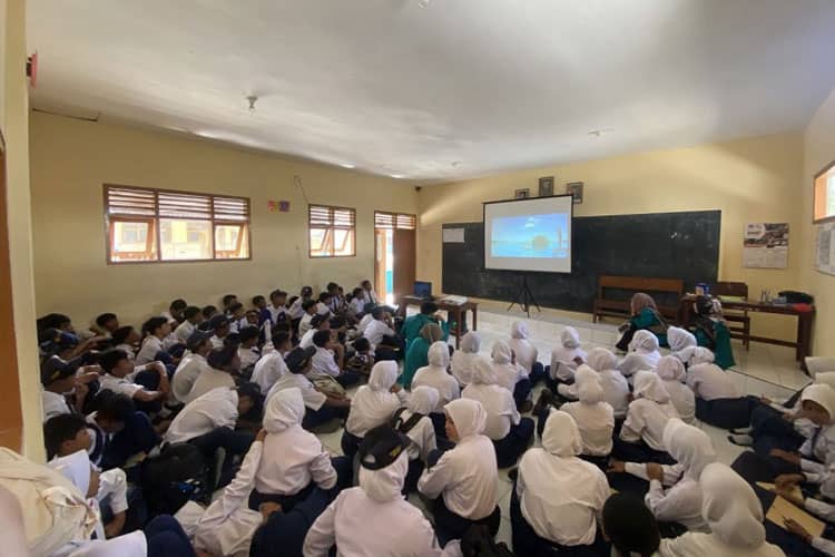 Pupuk Rasa Nasionalisme, KSM-T Unisma ajak SMP Dharma Wanita 01 Senggreng Nobar