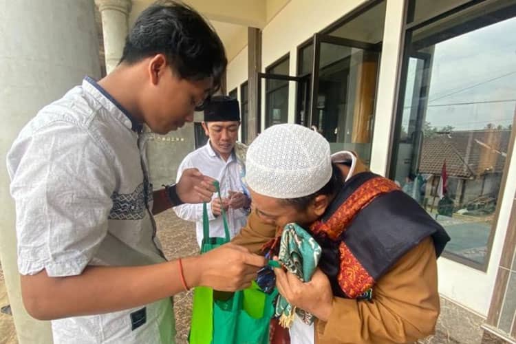 Berbagi Dalam Kegiatan Jumat Berkah Oleh Mahasiswa KSM-T 28 Unisma Malang
