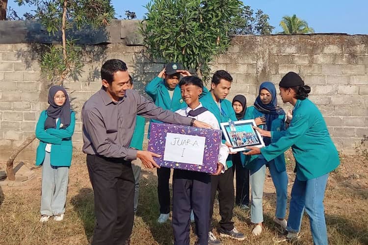 Gali Kreatifitas, KSM-T 54 Unisma Malang Gelar Lomba Mading di SMP Islam Hidayatul Mubtadiin