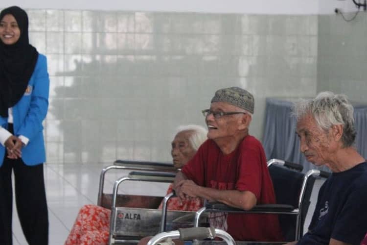 Teka-Teki Sehat, Terapi Okupasi bagi Lansia di Panti Werdha Wisma Asih Madiun oleh Mahasiswa PKM-PM UNIPMA
