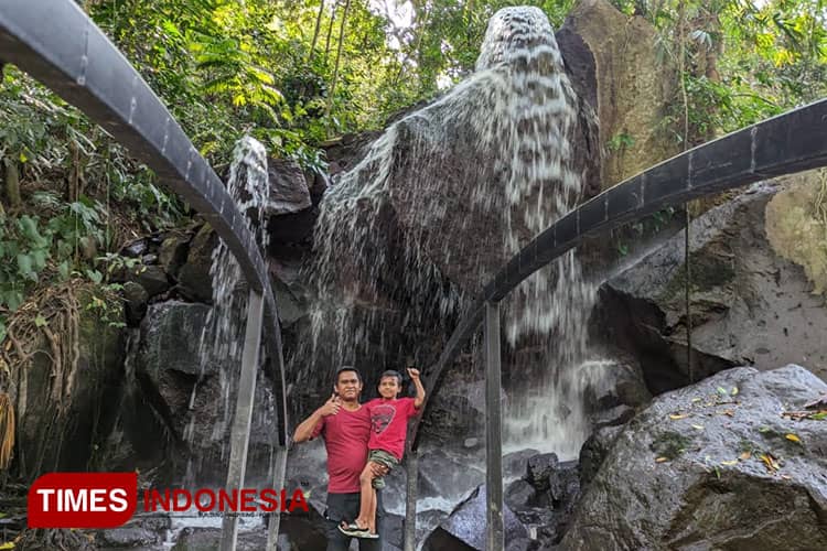 Puthuk Panggang Welut Mojokerto, Hamparan Hutan Pinus Teduh Lengkap dengan Air Terjun