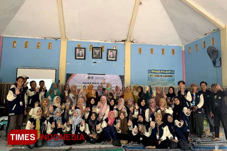 Tingkatkan Nilai Jual Otak-otak Bandeng, KKN Unisla Gawerejo Beri Pelatihan