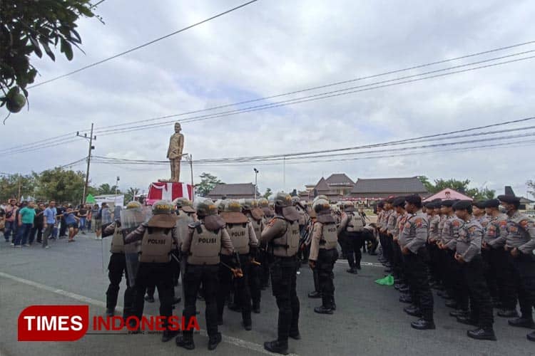 Sispamkota, Polisi Berjaga Saat Alun-Alun Pemkab Blitar Digeruduk Massa