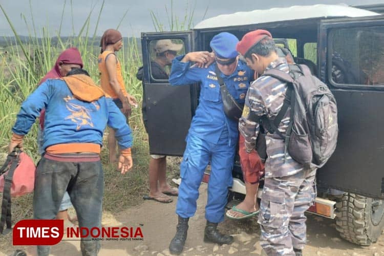 Dua Kapal Nelayan Asal Trenggalek Terdampar di Pantai Gayasan Blitar 8 ABK Hilang
